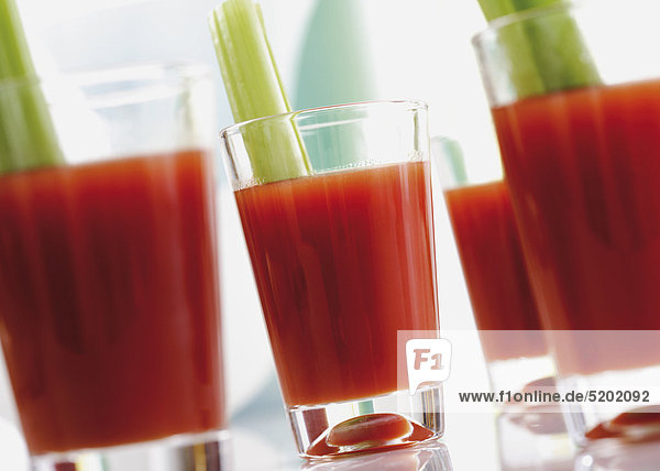 Gläser mit Bloody Mary Cocktail