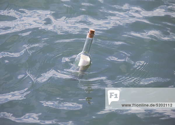 Flaschenpost im Wasser