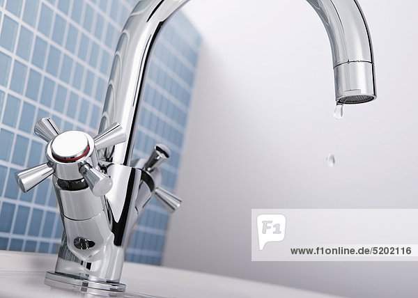 Tropfender Wasserhahn eines Waschbeckens