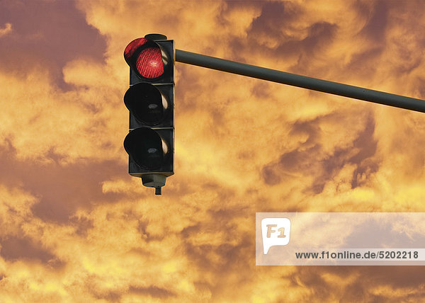 Verkehrsampel auf Rot  oranger Abendhimmel