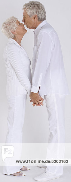 Seniorenpaar  Weiß Gekleidet  Küsschen Auf Nase