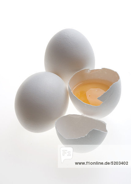 Drei Eier  eines davon aufgeschlagen