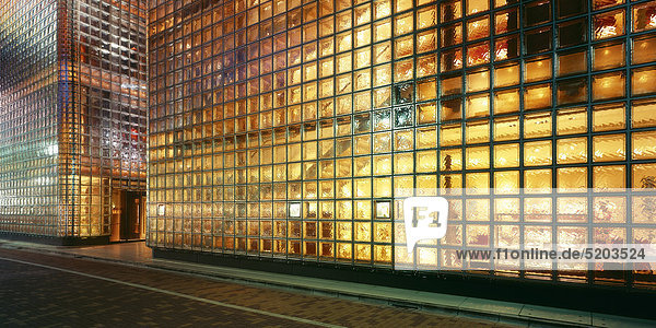 Beleuchtete Glasfront von Gebäuden Glasbausteine