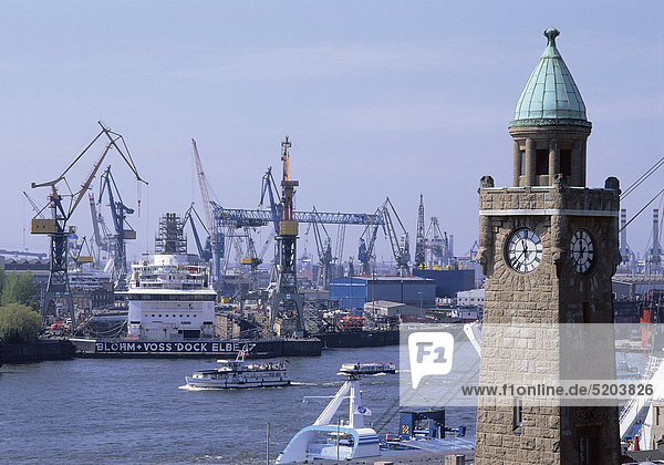 Hamburg  Hafen mit Landungsbrücken  Deutschland
