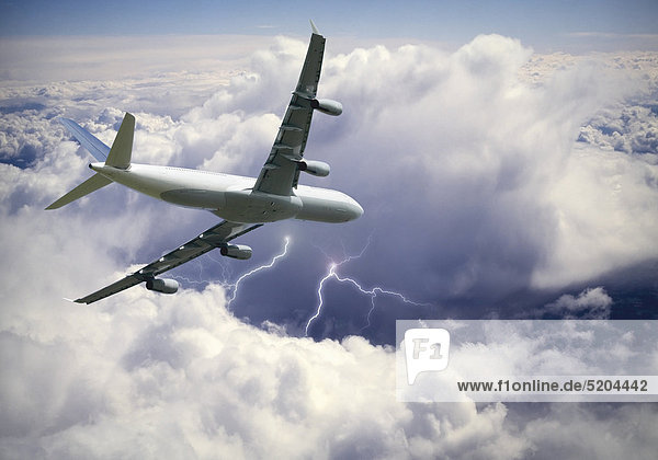 Passagierflugzeug fliegt über Gewitterwolke  Composing
