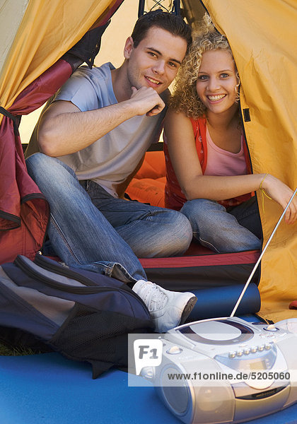 Teenager-Paar  sitzen in Zelt