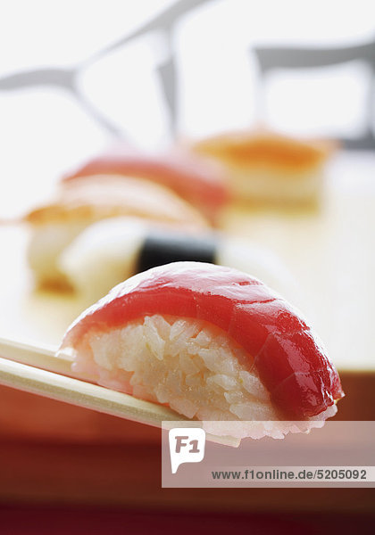 Sushi  Nigiri Thunfisch auf Essstäbchen