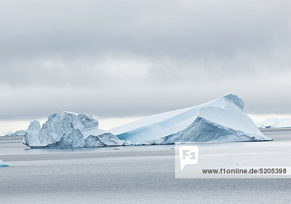 Eisberg an der Küste  Andvard Bay  Antarktis