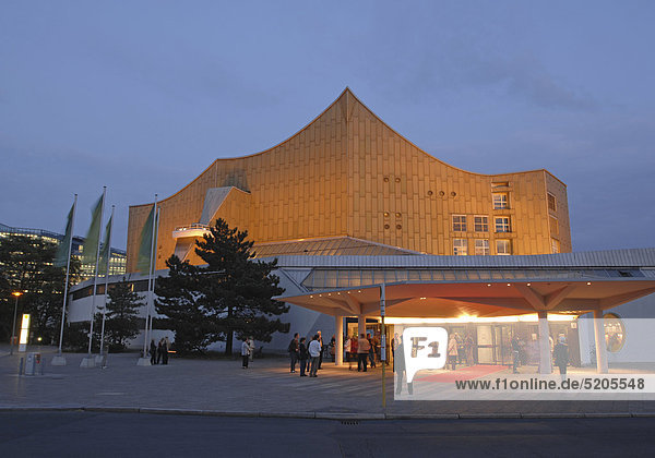 Modernes Konzertgebäude  abends  Philharmonie  Berlin