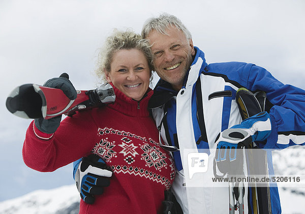 Älteres Paar mit Skiern  Halbporträt