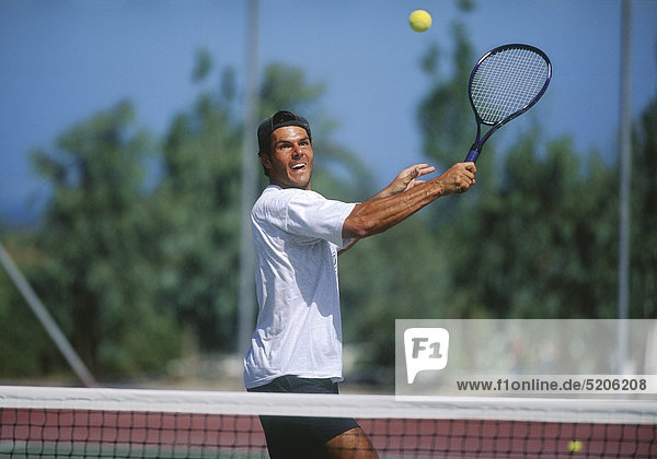 Tennisspieler am Netz  Rückhandschlag
