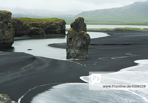 Island  Süden  Halbinsel Dyrholaey  Felsen an Küste