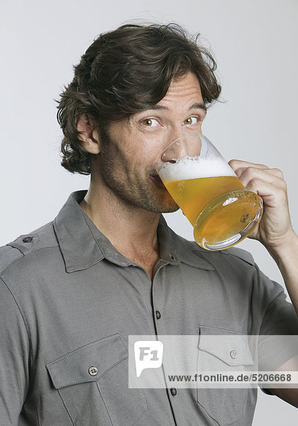 Mann trinkt ein Glas Bier