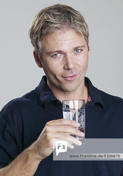 Mann mit Glas Wasser  Porträt