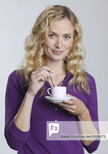 Frau mit Espressotasse  Halbporträt