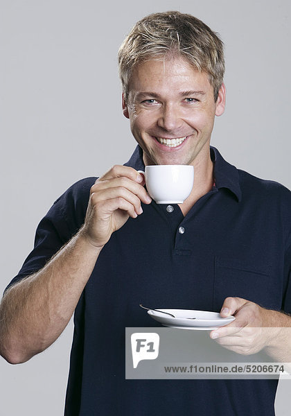 Mann mit Kaffeetasse  Halbporträt
