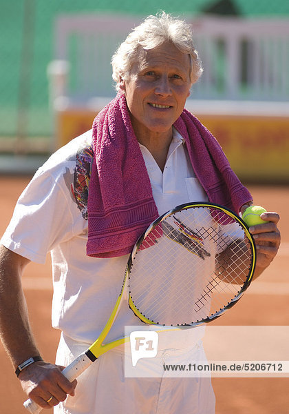 Älterer Mann als Tennisspieler