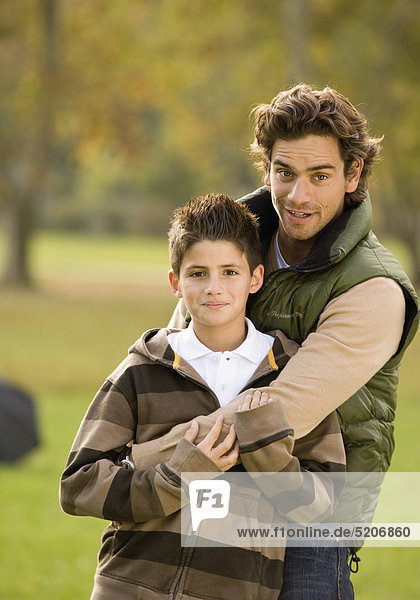 Vater mit Sohn in herbstlichem Park