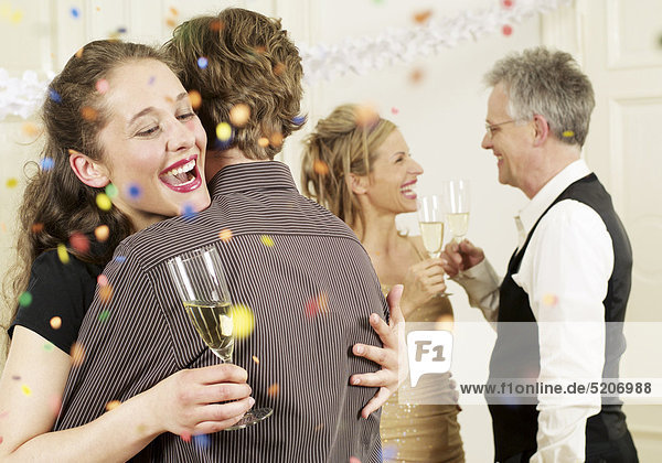 Zwei Paare stoßen mit Sekt an