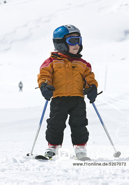 Kleiner Junge beim Skifahren