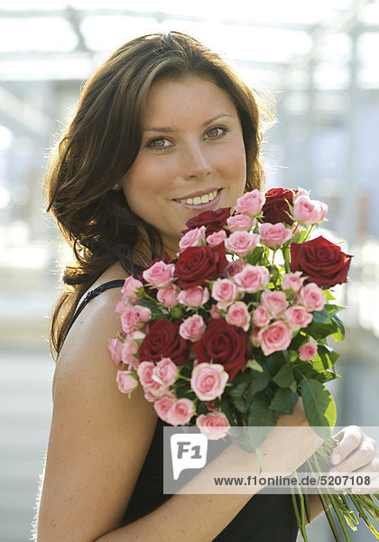 Frau  brunette  mit Rosenstrauß