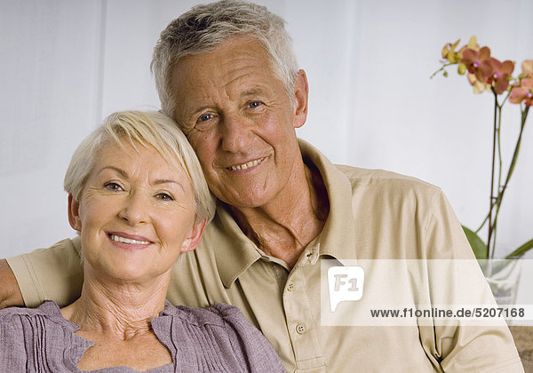 Seniorenpaar auf Sofa  Porträt