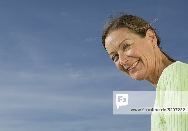 Seniorin  Porträt gegen Himmel
