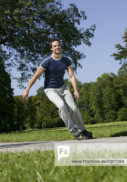Mann fährt mit Inlineskates