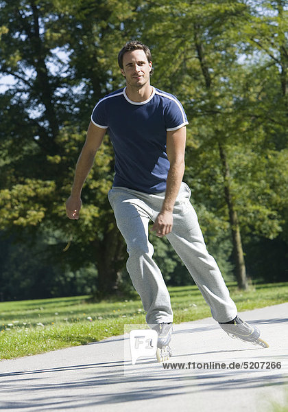Mann fährt mit Inlineskates