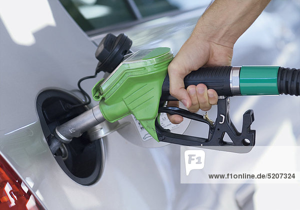 Auto wird mit Zapfpistole betankt