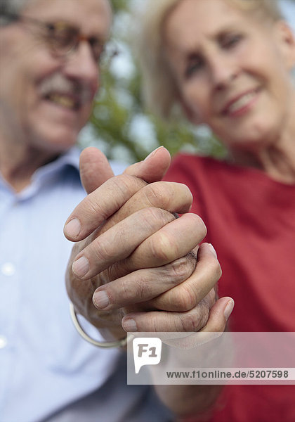 Seniorenpaar  Händchen haltend