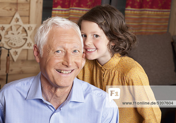 Großvater mit Enkelin zu Hause  Porträt