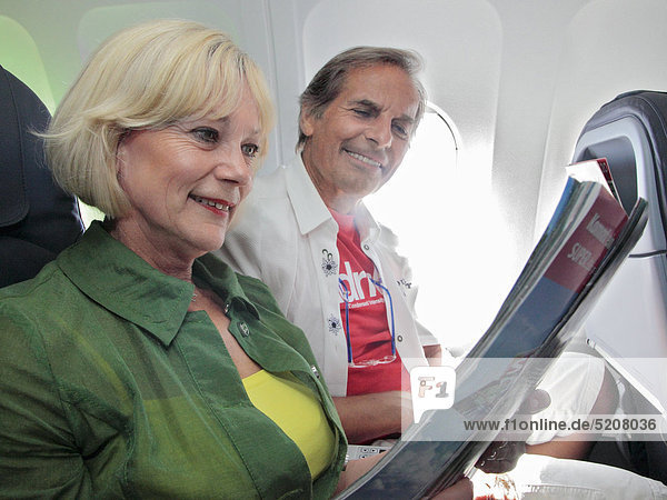 Älteres Paar im Flugzeug