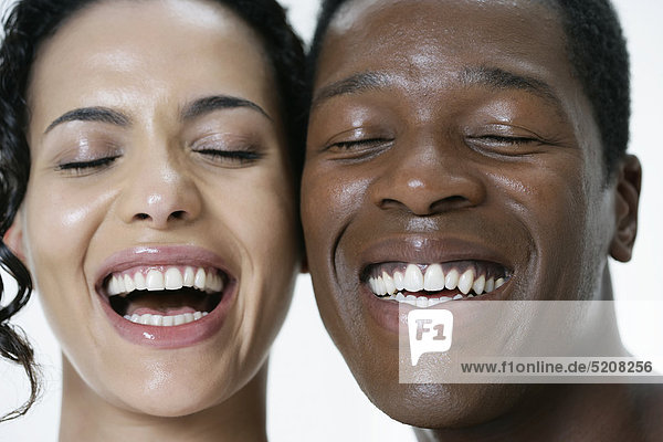 Weiße Frau  farbiger Mann  Portrait  lachen