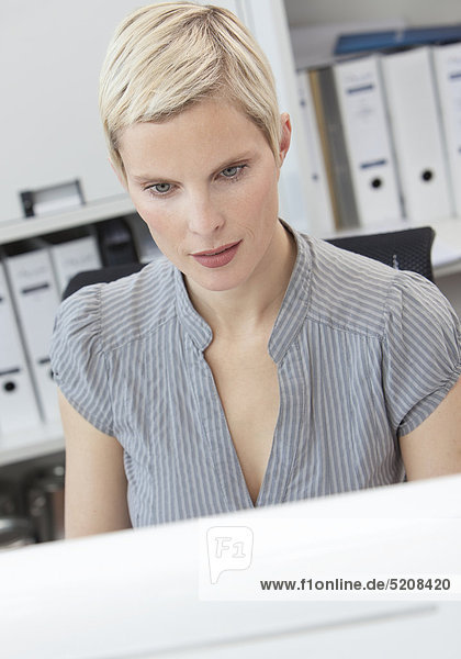 Frau arbeitet am PC