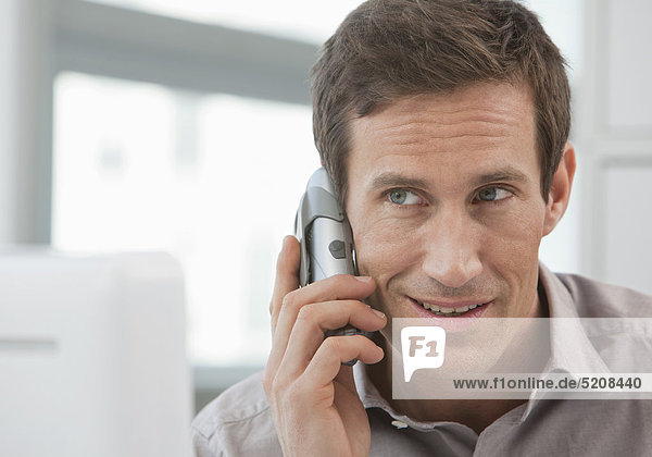 Mann am Arbeitsplatz  telefoniert