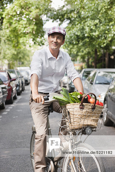 Mann mit Gemüse auf dem Fahrrad  Paris  Ile-de-France  Frankreich