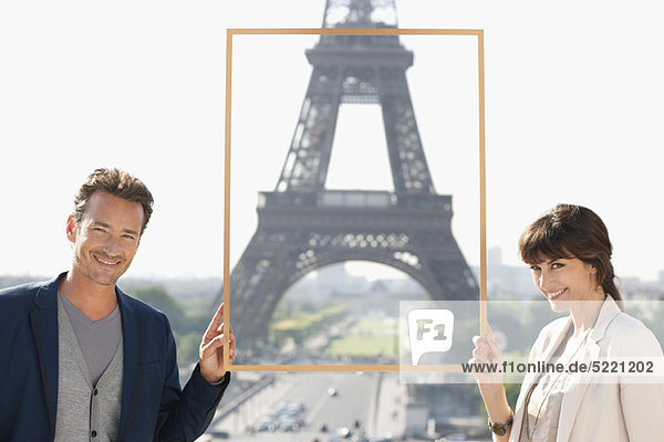Porträt eines Paares  das seinen Traumurlaub mit dem Eiffelturm  Paris  Ile-de-France  Frankreich  gestaltet.