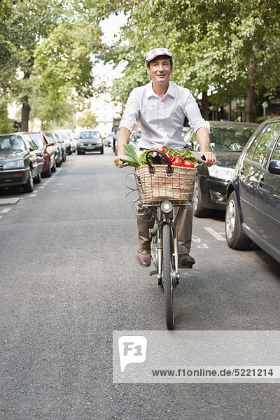 Man carrying vegetables on a bicycle  Paris  Ile-de-France  France