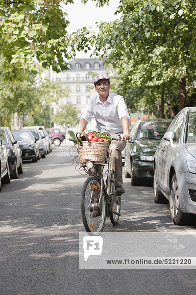Man carrying vegetables on a bicycle  Paris  Ile-de-France  France