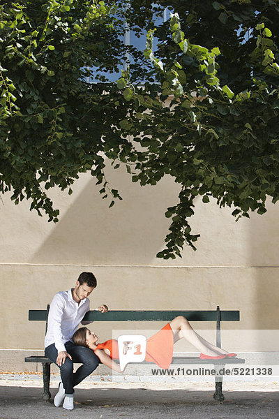 Couple on a bench in a garden  Terrasse De l'Orangerie  Jardin des Tuileries  Paris  Ile-de-France  France