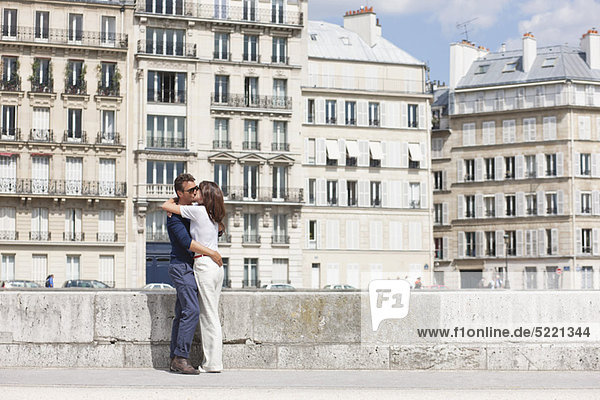 Ein Paar küsst sich  Paris  Ile-de-France  Frankreich
