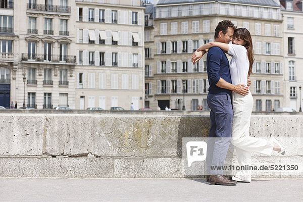Romantisches Paar  Paris  Ile-de-France  Frankreich