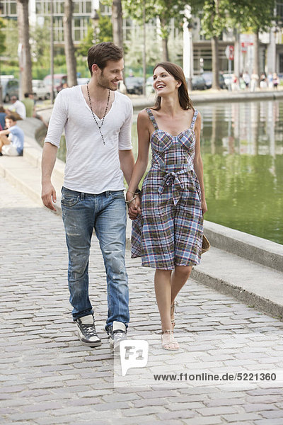 Paar in der Nähe eines Kanals und lächelnd  Paris  Ile-de-France  Frankreich