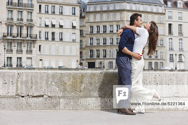 Romantisches Paar  Paris  Ile-de-France  Frankreich
