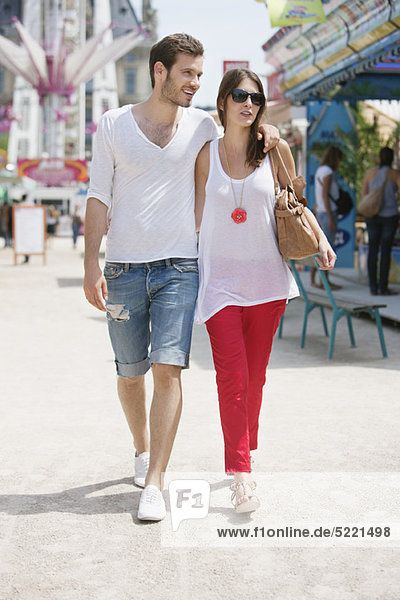 Couple walking in amusement park  Jardin des Tuileries  Paris  Ile-de-France  France