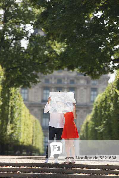 Paar  das eine Karte vor sich hält  Terrasse De l'Orangerie  Jardin des Tuileries  Paris  Ile-de-France  Frankreich
