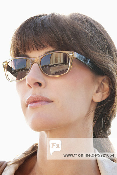 Nahaufnahme einer Frau mit Sonnenbrille  Paris  Ile-de-France  Frankreich