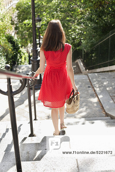 Frau beim Treppensteigen  Montmartre  Paris  Ile-de-France  Frankreich