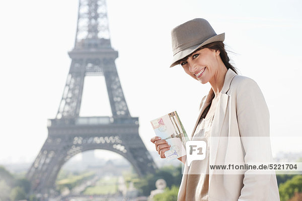 Frau mit einer Postkarte mit dem Eiffelturm im Hintergrund  Paris  Ile-de-France  Frankreich